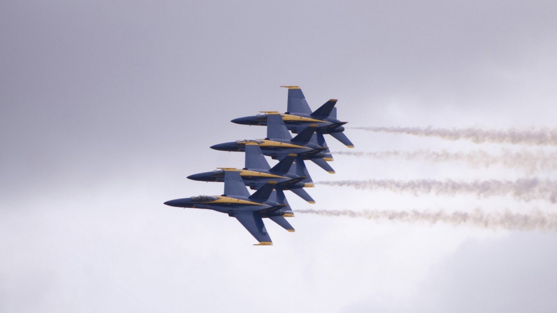 城市夜间篮球赛吸引大量年轻群众,焕发城市青春活力,夜晚篮球场的照片真实