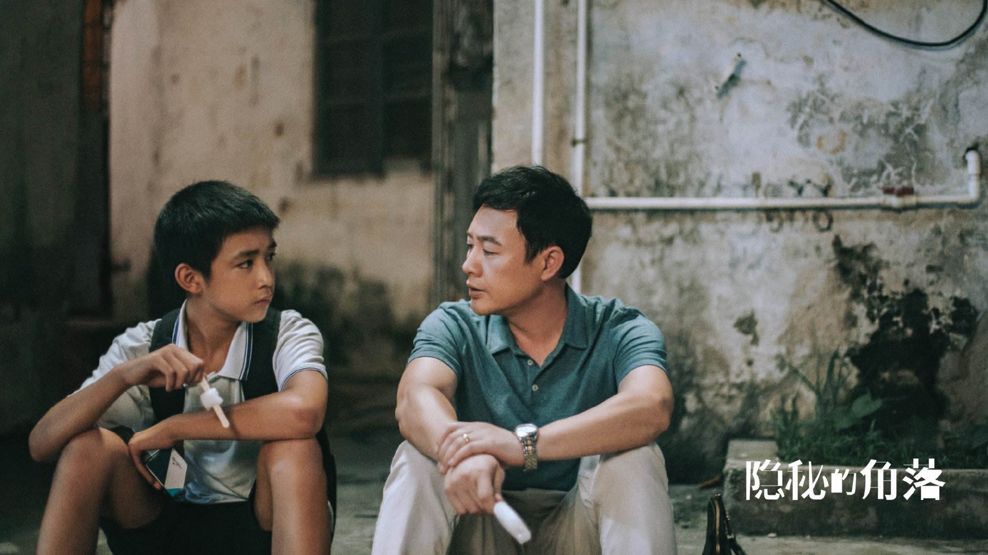 特色篮球展演在高校广泛展开，弘扬运动精神与文化自信，学校开展篮球特色课程