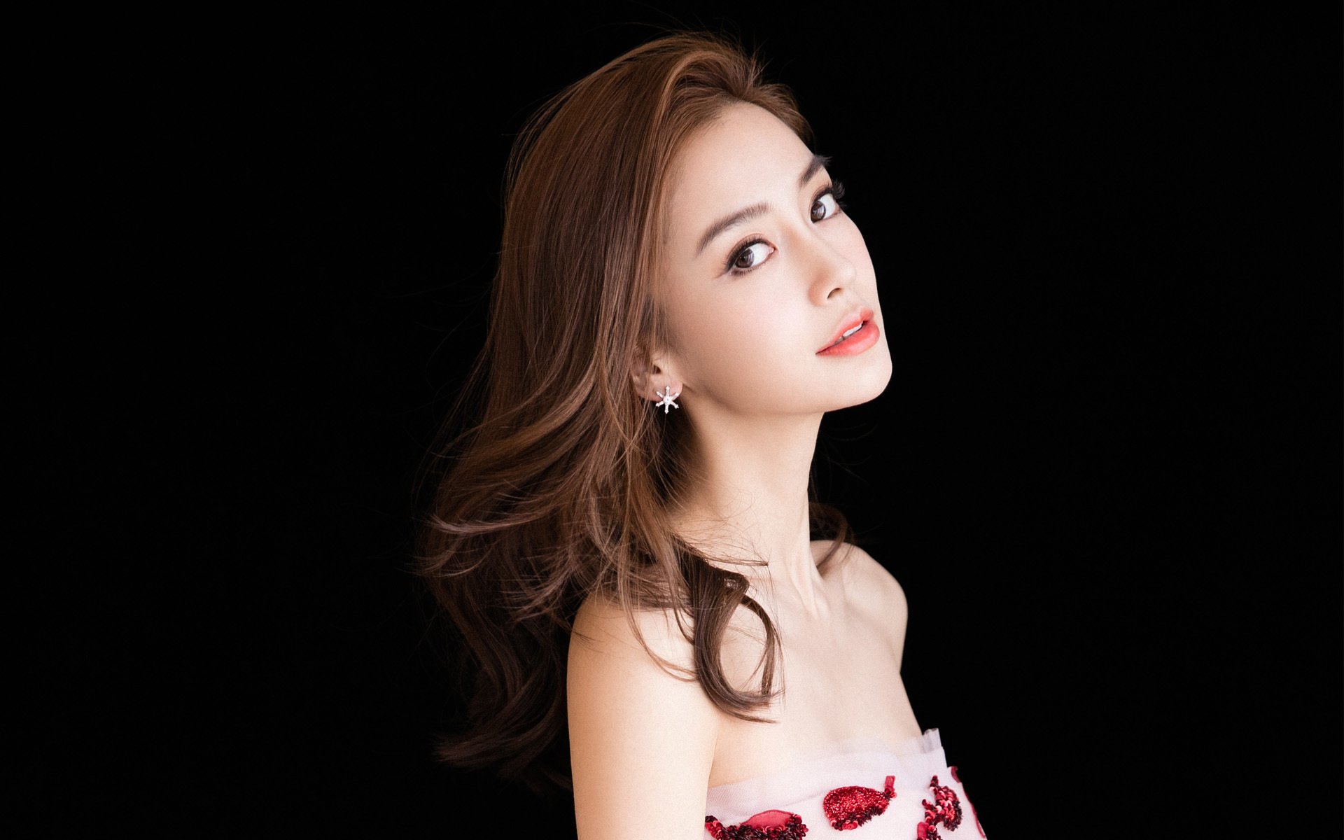 莫伊:全黑队的强力前锋,用出色的防守和scrum带来巨大优势,莫伊塞斯队长